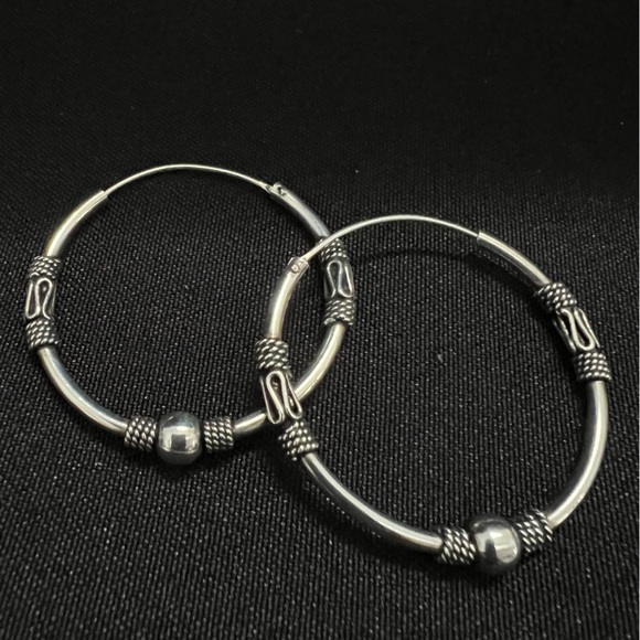 Larger detailed hoop earrings - Picture 1 of 2